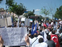 Memurlar Ak Parti İl Başkanlığı Önünde Yol Kapattı