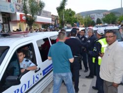 Kavgayı Ayırmak İsteyen Polis Yaralandı