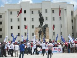 Memurdan Hükümete Protesto