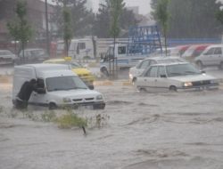 Çorum'da Sağanak Yağış Hayatı Felç Etti