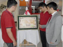 Allah’ın İsimlerini Ceviz Kaplamalı Kontrplakla Yazdılar