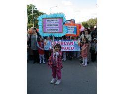 Minik Öğrenciler Korteje Renk Kattı