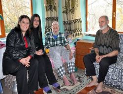 Köylerde Kapı Kapı Dolaşıp Geri Dönüşümü Anlatıyorlar