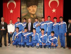 Erzincan'da 'Sporcu Canlar Kardeş Okullar' Turnuvasında Kupalar Verildi