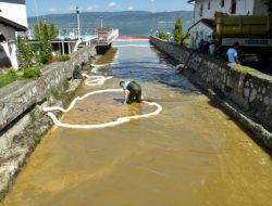 Sapanca Gölü'ndeki Sızıntıyı Temizleme Çalışması Sürüyor