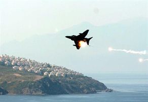 İzmir'de "uçak bomba düşürdü" paniği