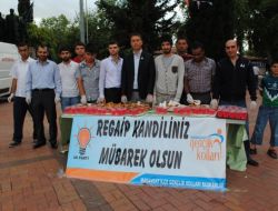 Ak Parti'li Gençler 5 Bin Kişiye Kandil Simidi Ve Gül Şerbeti Dağıttı