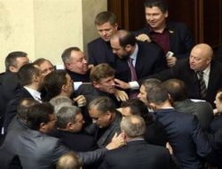 Ukrayna Parlamentosunda Yumruk Yumruğa Kavga