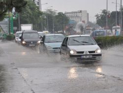 Edirne'de Yağmur Cadde Ve Sokakları Göle Çevirdi