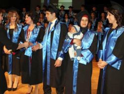 3 Aylık Bebeğiyle Diploma Sevincini Yaşadı