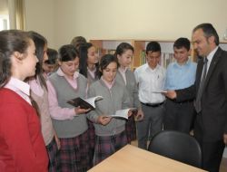 İnegöl Belediyesi’nden Köy Okuluna Kütüphane