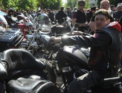 4 Rus Motorcuyu Arkadaşları Kurtardı