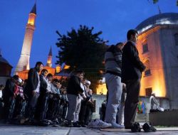 Ayasofya Meydanında Sabah Namazı Kıldılar