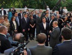 Medvedev Ve Putin Ekipleri İle Değişimi Kutladı