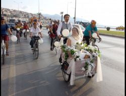 Bisiklet Üzerinde Tanıştı, Bisiklet Üzerinde Nikaha Gittiler