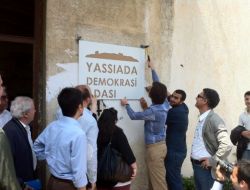 Genç Siviller, Yassıda'ya 'Demokrasi Adası' Yazılı Tabela Astı