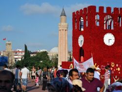 Çiçek Festivali’nde 100 Bin Dal Çiçek Dağıtıldı