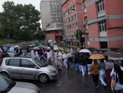 SAĞLIKÇILAR, 2 SAAT İŞ BIRAKTI!