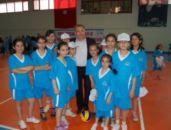 Minik Voleybolcuların Kıyafeti Başkan Çetin’den