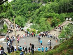 Arhavi'de Mençuna Şelalesi Doğa Yürüyüşü Coşkulu Geçti