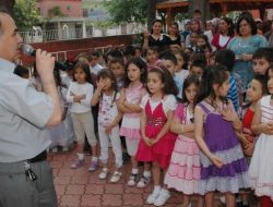 Minik Öğrenciler İlk Eserlerini Sergiledi