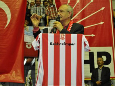 Cemil Çiçek'in Haline Bakınca Üzülüyorum