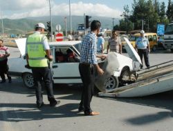 Halk Otobüsü İle Otomobil Çarpıştı