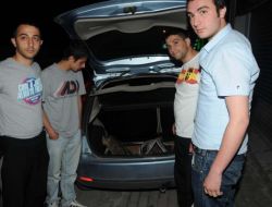 Ayakları Ezilen Kediye Maçdan Dönen Gençler Sahip Çıktı