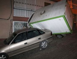 Freni Boşalan Kamyonet Evin Duvarına Çarparak Durabildi