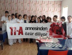 Öğrencilerden, Anne Gibi Sevdikleri Öğretmenden Pankartlı Ve Pastalı Özür