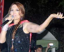 Akalın'a pet şişe yağmuru..