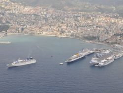 Kuşadası Limanı 10 Yılın Günlük Gemi Rekorunu Kırdı