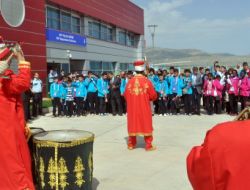 Türkçe'nin Çocukları Mehter Marşıyla Karşılandı