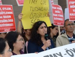 Tutuklu Gazeteciler İçin Adliye Önünde Eylem