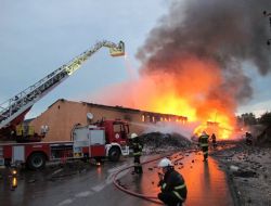Gebze'de Kozmetik Fabrikası Yangını