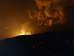 Sarıkamış'ta, Doğalgaz Boru Hattından Çıkan Yangın Korkutuyor