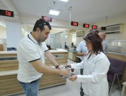 Vergi Ödemeye Gelenlere Limonata Ve Çay İkramı