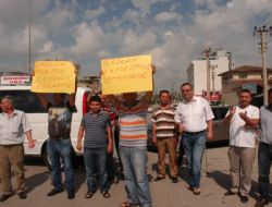 İş Yerlerinin Yıkılmasını İstemeyen Esnaf Yol Kapattı