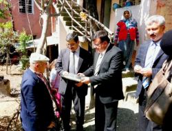 Öğretmenler, Ziyaret Ettikleri Yaşlılara Kur'an Verdi