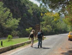 Turistler, Milli Parkta Yürüyüş Yaparak Oksijen Depoluyor