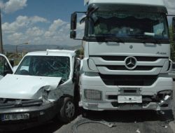Polis Aracıyla Tır Çarpıştı: 1'i Ağır, 2 Polis Yaralı
