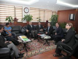 Papua Yeni Gineli Öğrenci Şarkısıyla Belediye Başkanını Mest Etti