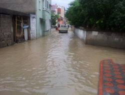 Bafra'da, Sağanak Yağmur Hayatı Felç Etti