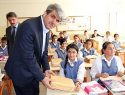 Kaynak Vakfı'ndan Depremzede Öğrencilere Karne Hediyesi