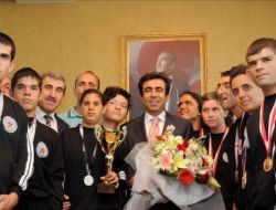 Engelli Sporcular, Başarılarını Vali Güzeloğlu İle Paylaştı