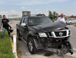 Kavşakta Duramayan Kamyonet Banka Aracını Devirdi