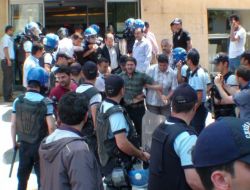 Polis Thy Bürosunu Basan Gruba Müdahale Etti