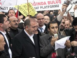 Gedikpaşa Esnafı, Yaptıkları Ayakkabı Ve Çantaları Ateşe Verdi