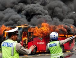 Cakarta'nın Merkezinde Yolcu Otobüsü Alev Alev Yandı