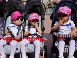 İkiz Ve Üçüz Çocuk Sahibi Aileler, Taksim Meydanı'nda Buluştu